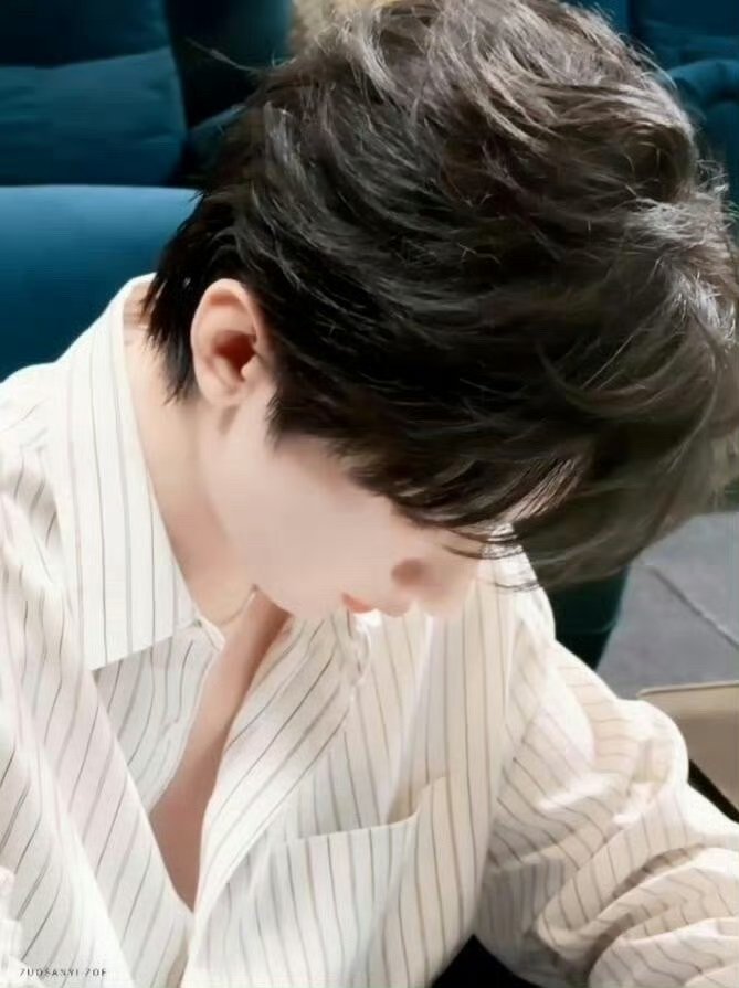 成毅定格一下随拍成毅定格侧颜 把温柔与氛围感都定格在镜头里，侧颜精致立体，神态松