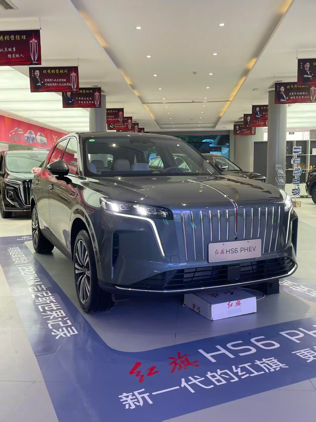 气场真的很足，开出去挺有面子的，内饰的豪华感也到位，感觉家用或者商务接待都挺合适