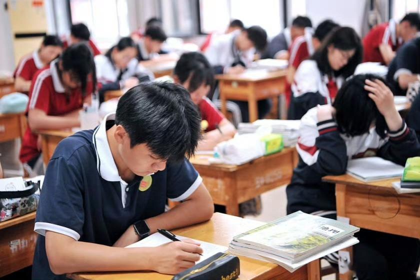 阎肃观察肃言肃语观点网【高考报名人数为什么会下降】专栏作者陈志文认为，教育部公布