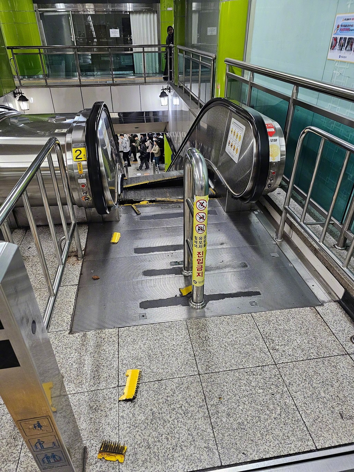 【Theqoo】今日上午，首尔合井站通往6号线的换乘自动扶梯发生故障事故。 
