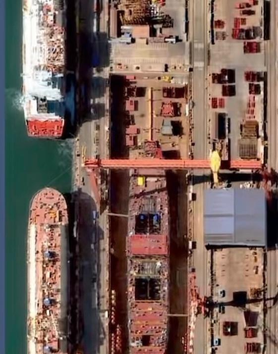 比福特级长，比福建舰宽，新航母将是世界上最大航母。从船坞卫星图来看，水线宽度超过