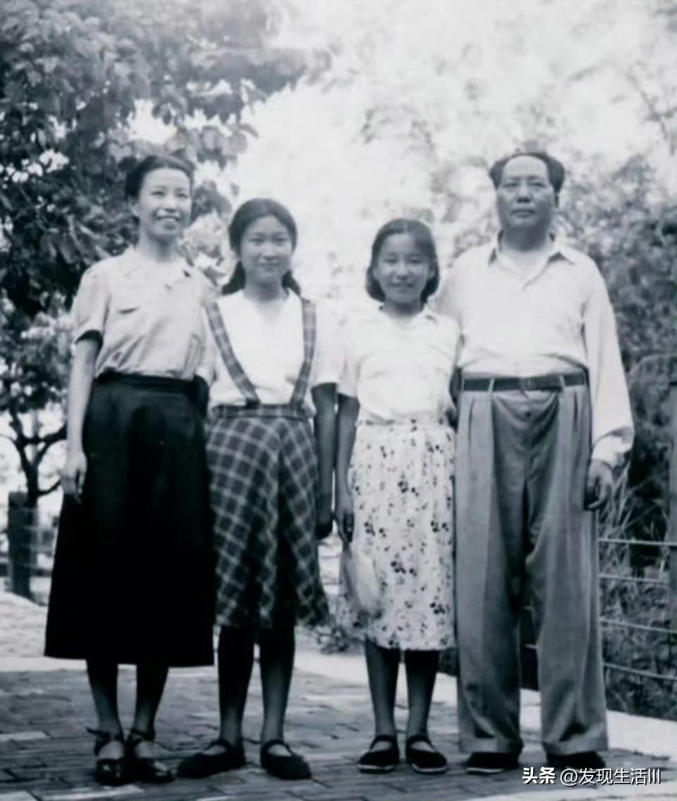 这张照片应该拍摄于1949年的香山双清别墅，靠近李进的是李敏，小名娇娇，靠近教员