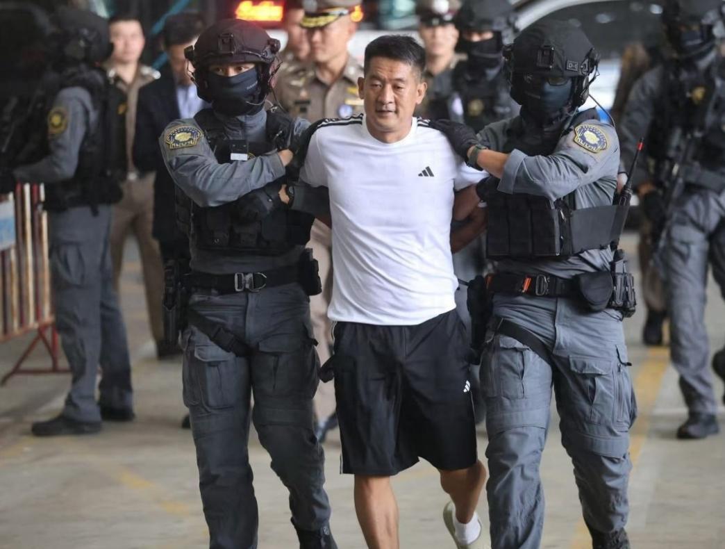 2025年11月12日，南京禄口国际机场，跨境赌博“十大逃犯”之一佘智江被押解归