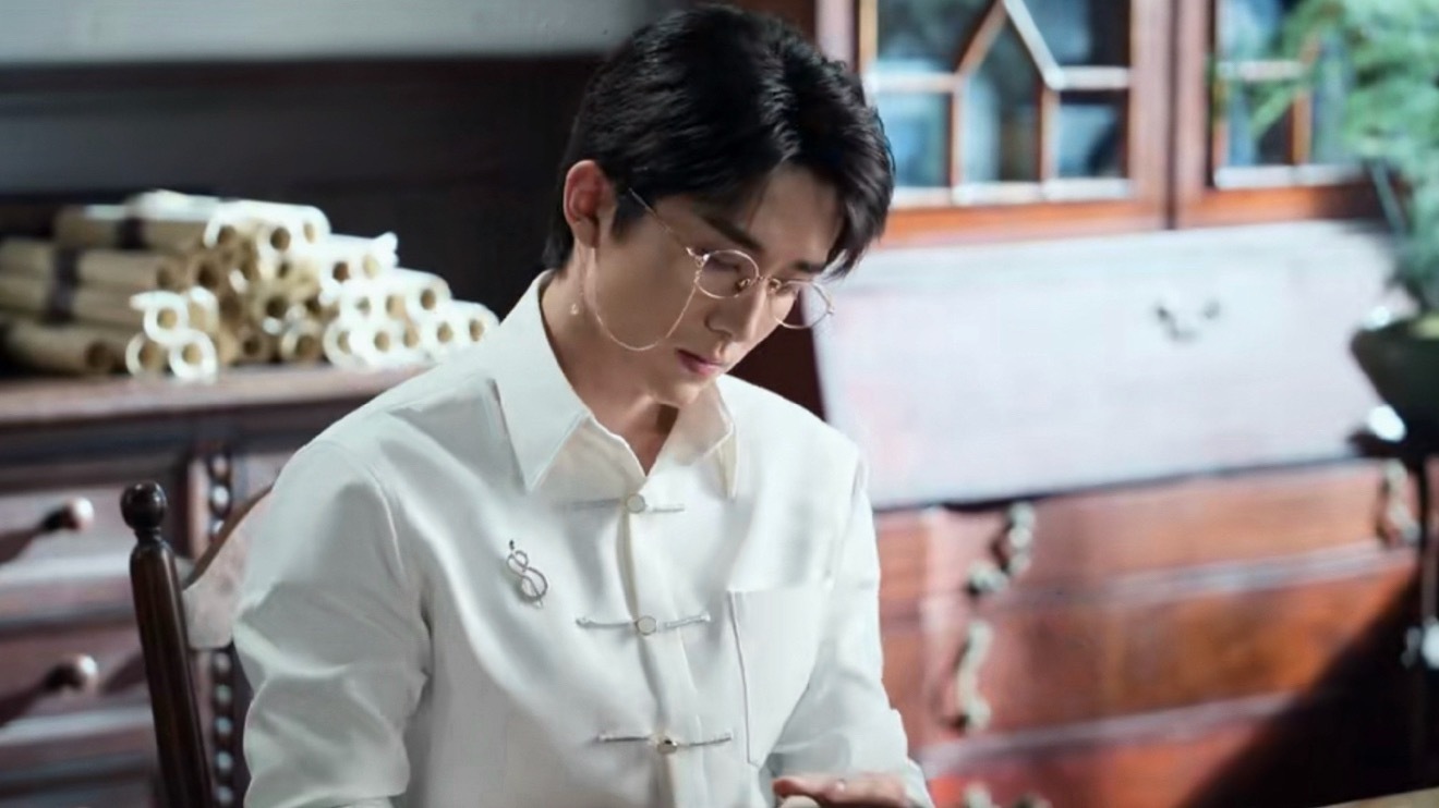 卧槽 如果这里是易容后的小虾 他的衣服上还别着小蛇胸针、、你也很想在南戕的老盐吧