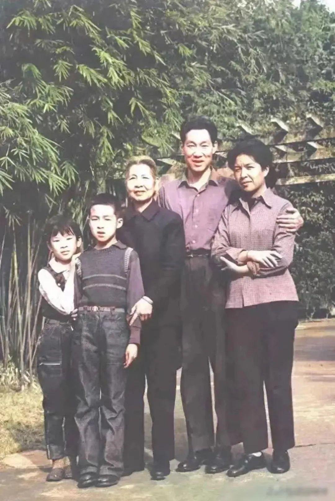 晴雨风说史[超话]晴雨风说史 曾志，1911年4月4日出生，第一任丈夫夏明震，是