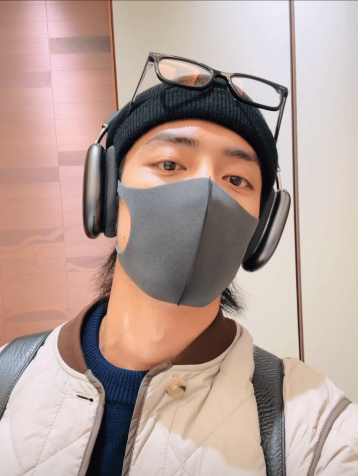 不是他走向世界，是世界向他走来[羞嗒嗒]#肖战黑色针织帽##遇见你的光# ​​​