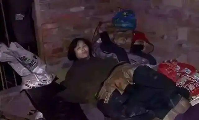 彭洪菊曾在6年中拐卖85名妇女儿童，在警方抓获之前，她偷偷逃走。不料，逃亡途中被