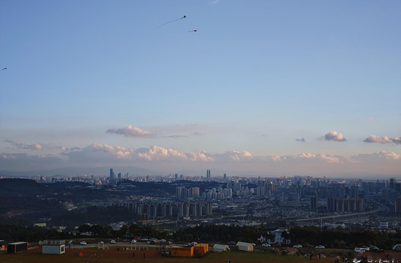 落日前黄金一小时登上“云顶.野”，俯瞰蓝调城市的繁华和远处的滇池。无人机可以拍到