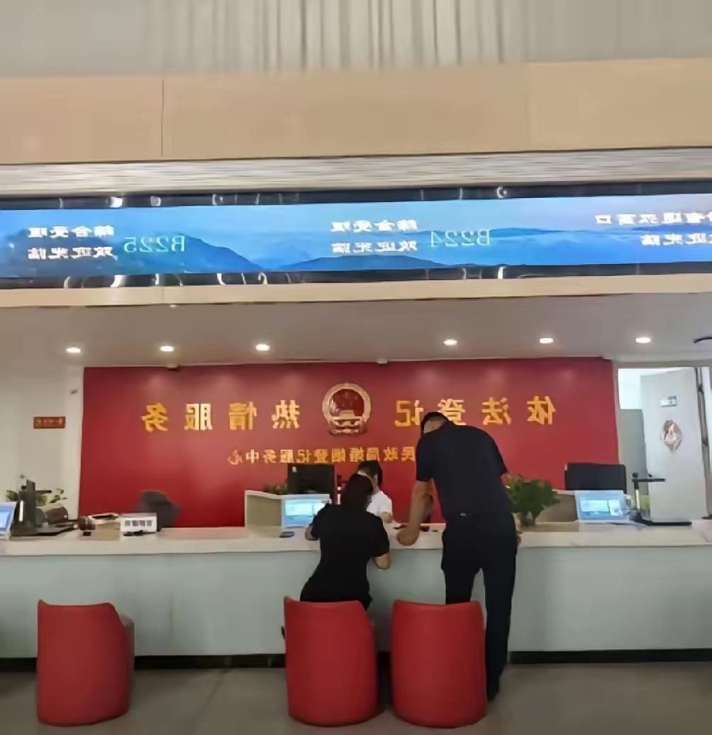 一对夫妇闹离婚，去路上一直恶心呕吐，到民政局人多，丈夫先带她去医院，一查竟然怀孕