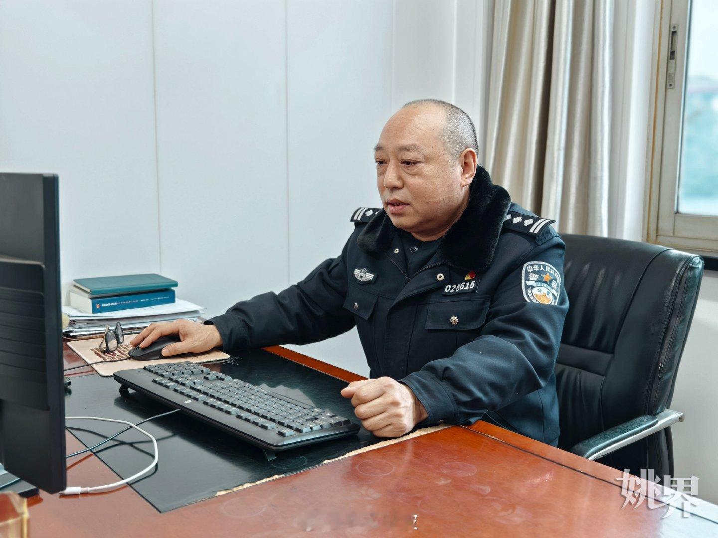 宁波民警王志远扎根基层30年守护一方平安 余姚临山派出所民警王志远从警近30年，