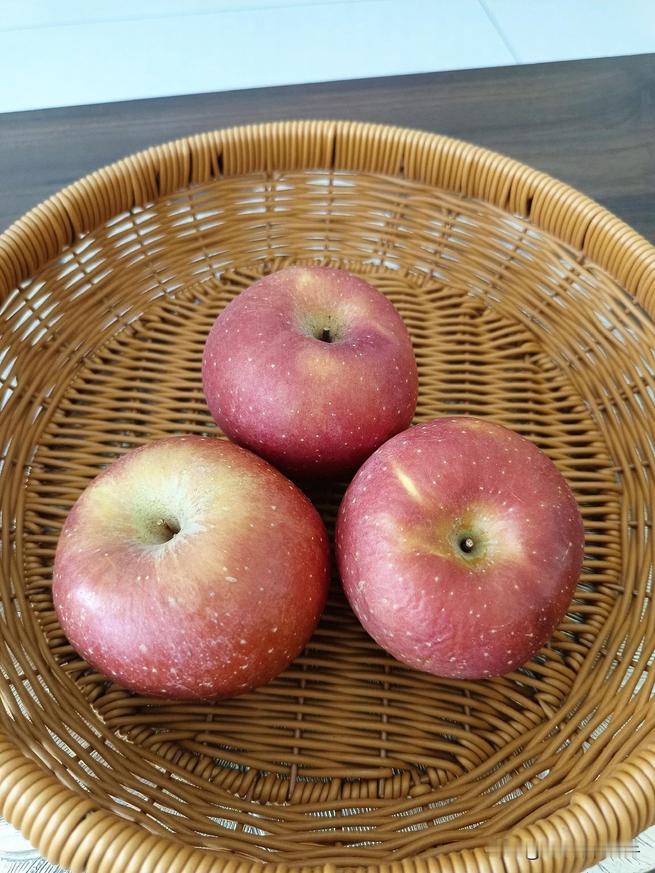 我要把这几个苹果供起来
这么多年我有个习惯，就是一年三百六十天家里不能少了苹果，