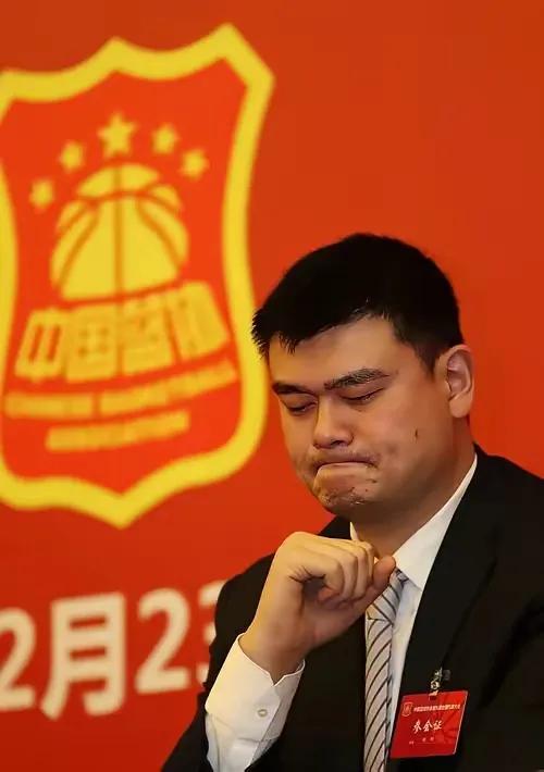 惊爆！姚明卸任中国篮球协会主席一职。

在姚明掌舵中国篮球的八年时光里，中国男篮