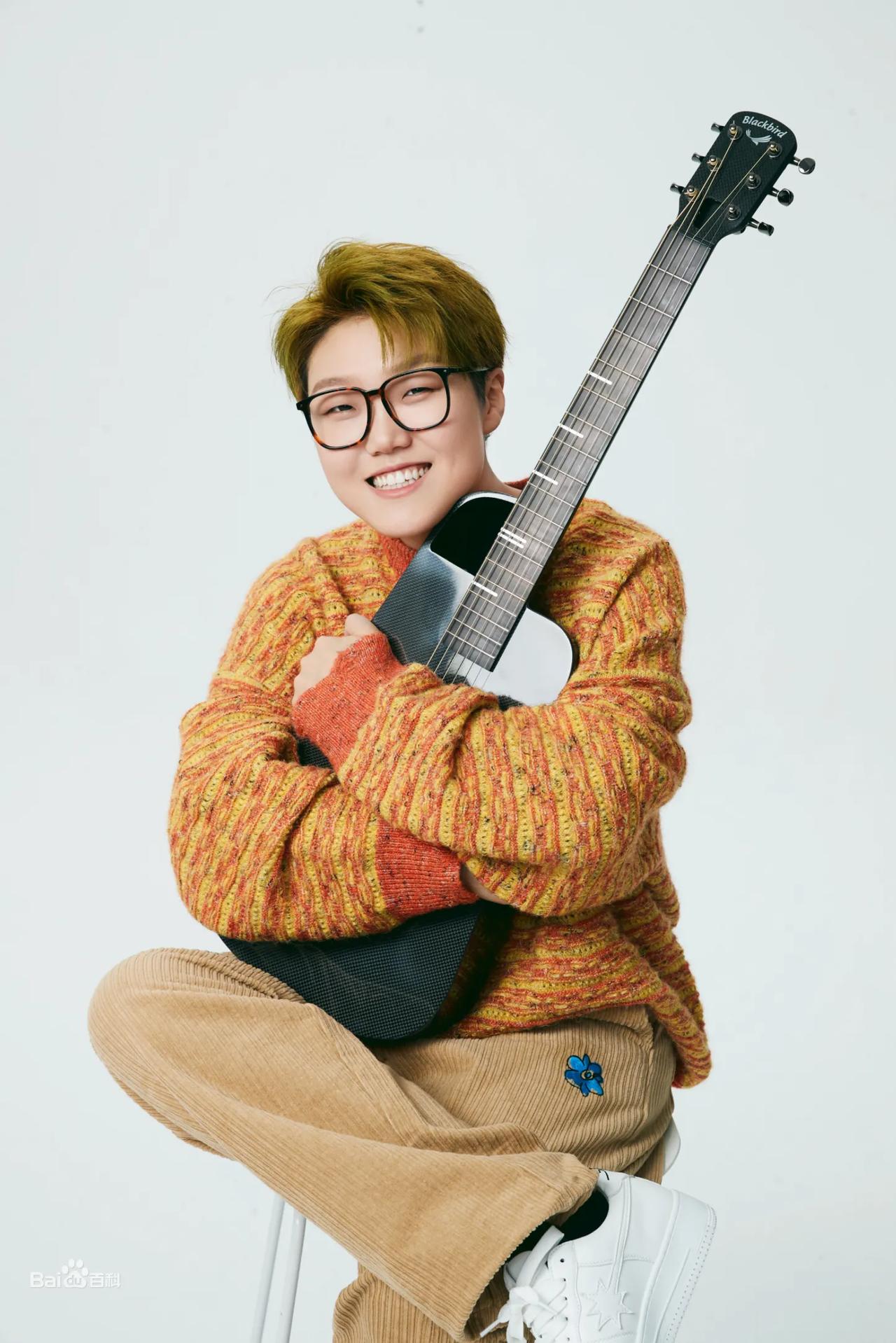 打开王靖雯的首张专辑《大概是因为你的到来》的方式有点特别，提前一步试听全专十首歌