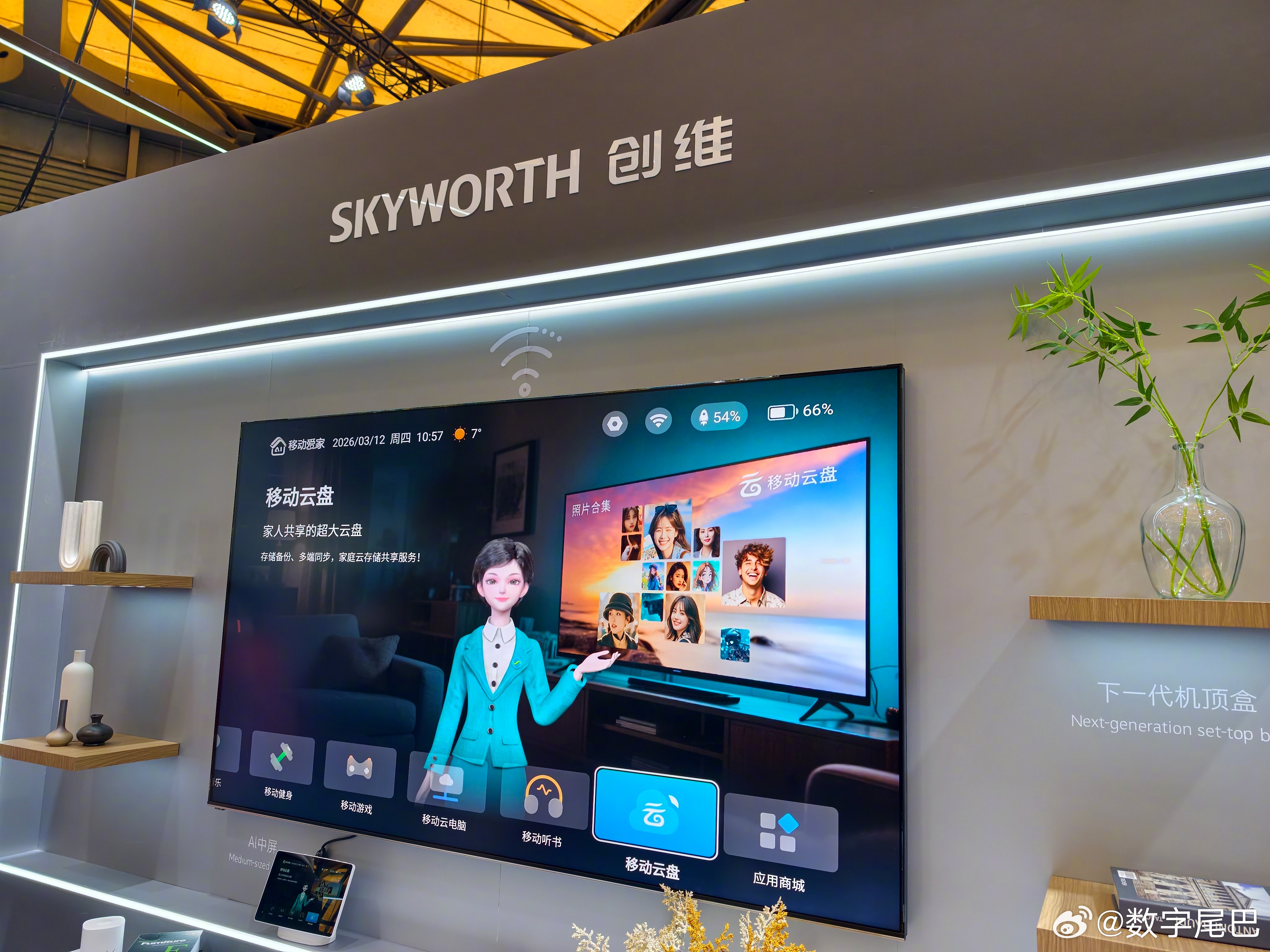 一到创维展台就碰到老板黄宏生在直播营业，不得不说，现在创维除了已经成招牌的壁纸电