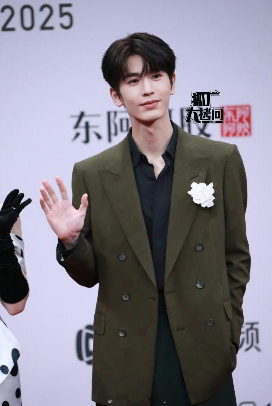 张凌赫 刘宇宁 星光大赏红毯生图👇 