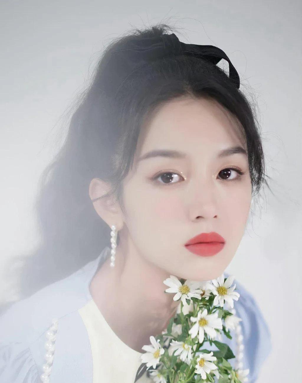 内娱顶流周也，热辣冷脸小花的秘密养成法曝光！