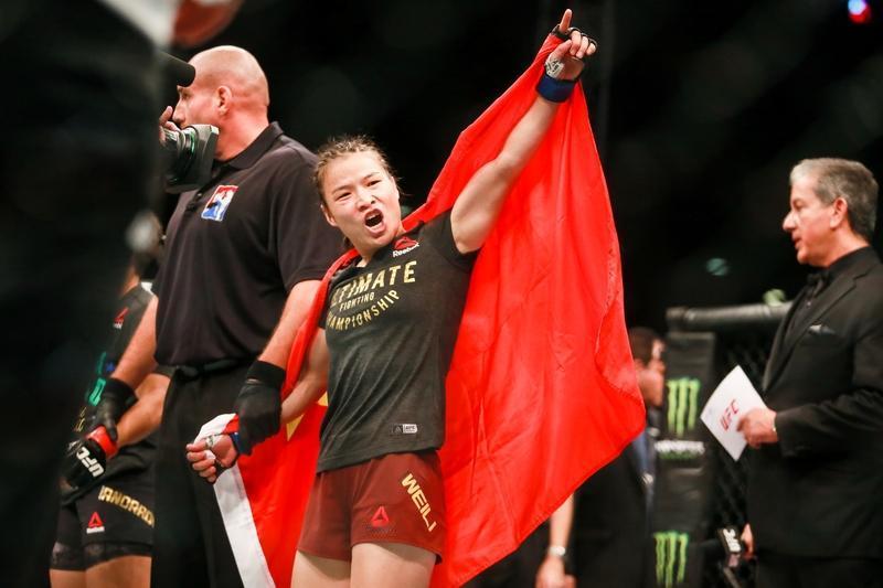 张伟丽舍与甫琴科对视环节
 
北京时间11月14日中午，纽约举行了UFC 322