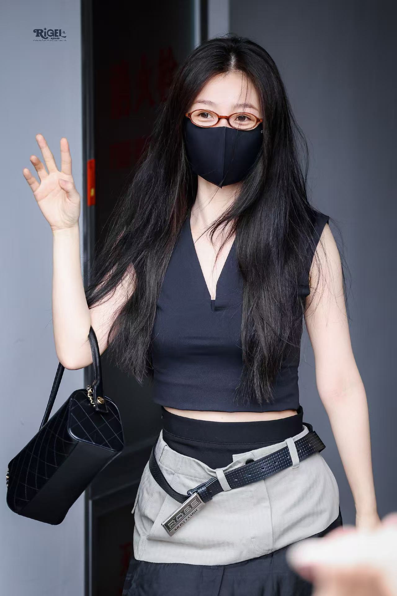 虞书欣 EstherStyle私服穿搭来自星星的穿搭 🖤工装解构风穿搭2608