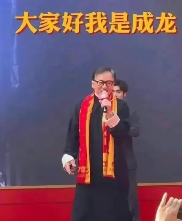 71岁成龙“翻身”，再现动作荣光

71岁的成龙，本月新片《捕风追影》动静不小。