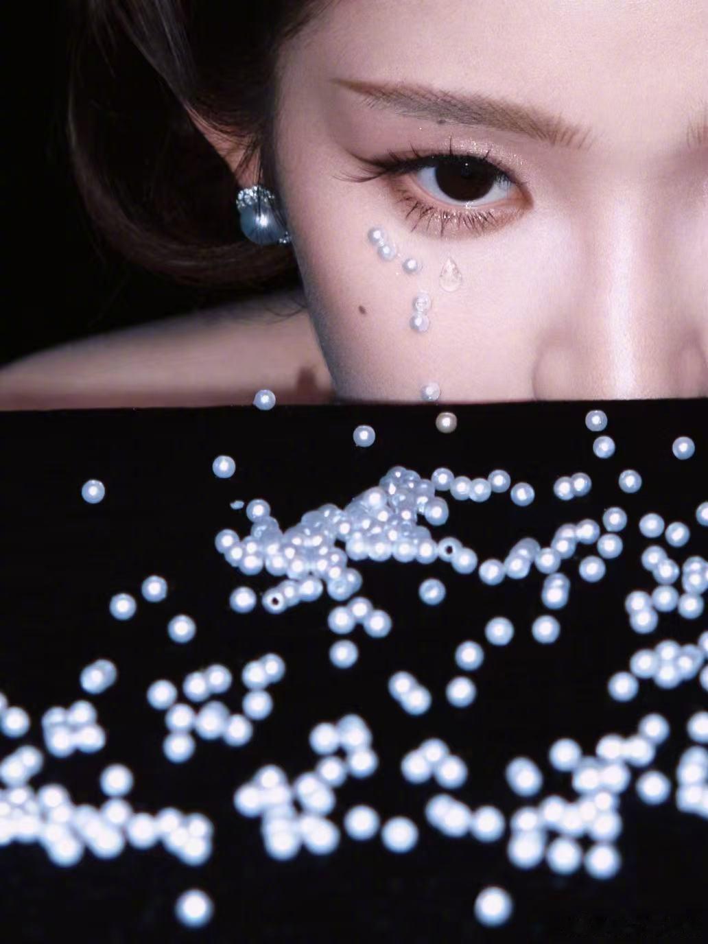 张淼怡星光大赏出图张淼怡直播张淼怡一袭珍珠白裙，宛如油画中走出的古典少女。每一颗