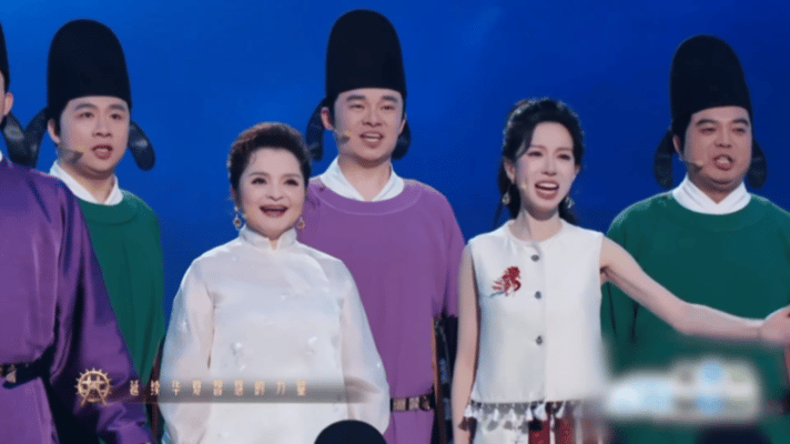 北京台春晚把春天搬上了舞台吴碧霞、高瑞璇《晨钟暮鼓》大气磅礴，古韵悠扬，一开口就