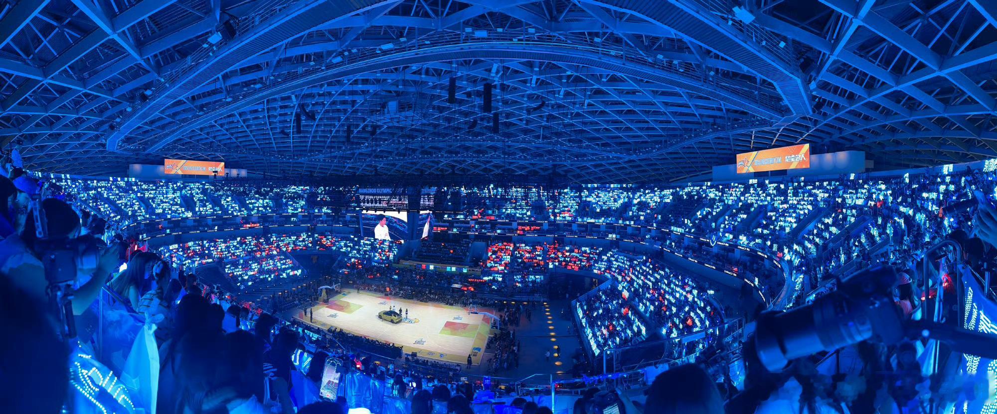 NBA活动现场 王俊凯蓝海 任嘉伦红海🈶王俊凯任嘉伦都有舞台 ​​​