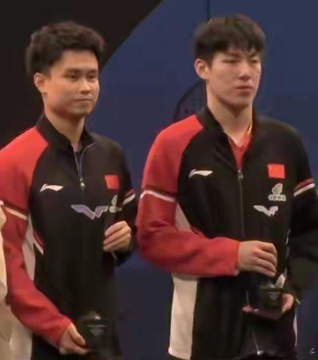 温瑞博颁奖有点不开心，没和冠军合影就离开了。官发布男单颁奖典礼，都没有温瑞博和周