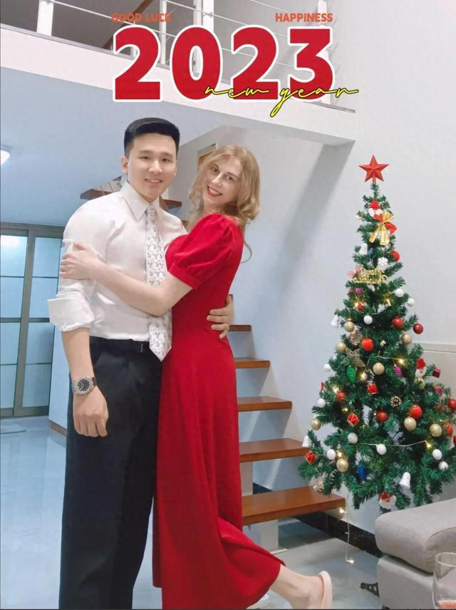 俄罗斯女博士零彩礼嫁河南小伙，天安门流利唱国歌爆火后，夫妻二人却停更两年
 
飞