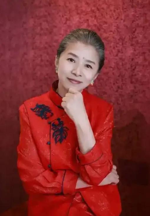 老太太专业户迟蓬，年轻时候的作品很少，基本上都是演老太太。
演老太太非常到位，按