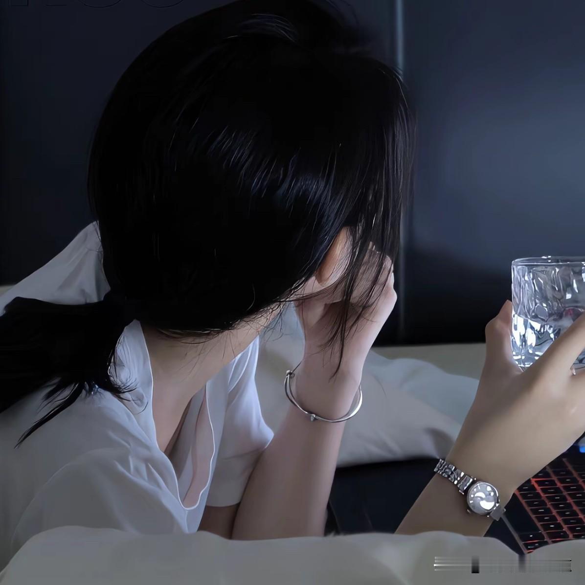 男人就喜欢你对他忽冷忽热，无所谓的样子

你越是不搭理他，他越是上赶着追着你跑