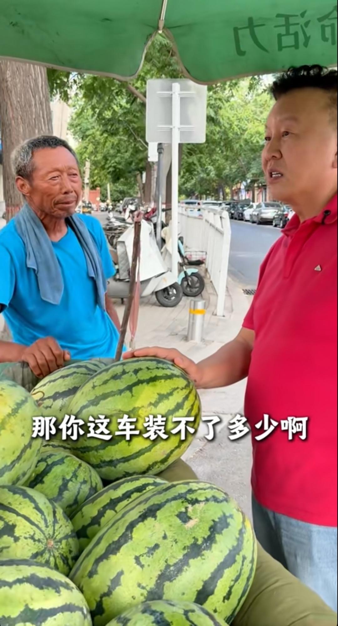 央视名嘴张泽群，回到河南老家，说着一口地道的河南话，与卖瓜大爷聊卖西瓜的事， 接
