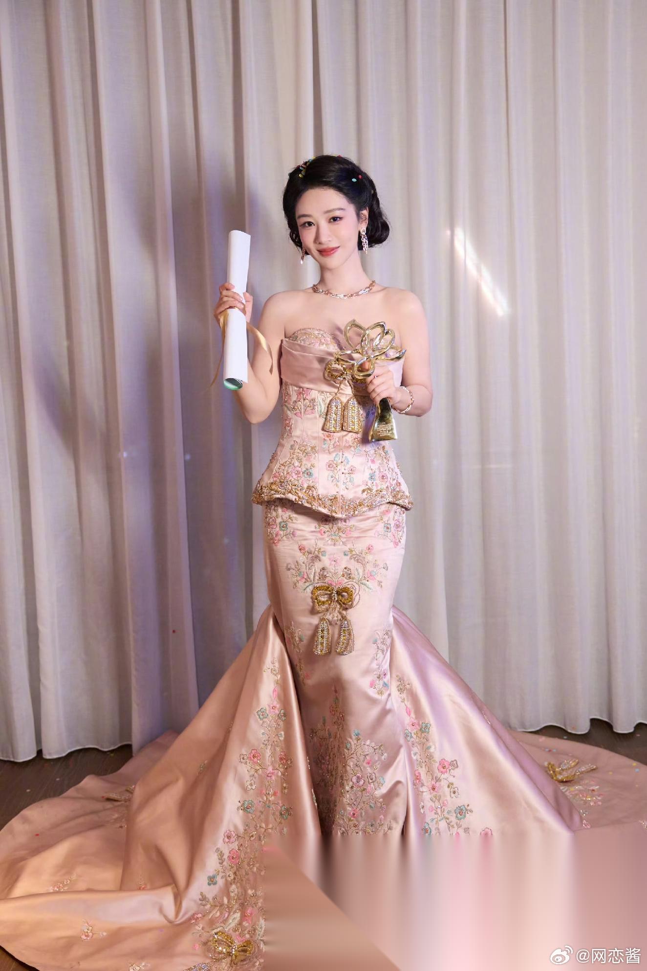 发现白玉兰奖一出，很多人都想问个凭什么。曾被某业界前辈指着鼻子评价“长得不好看”
