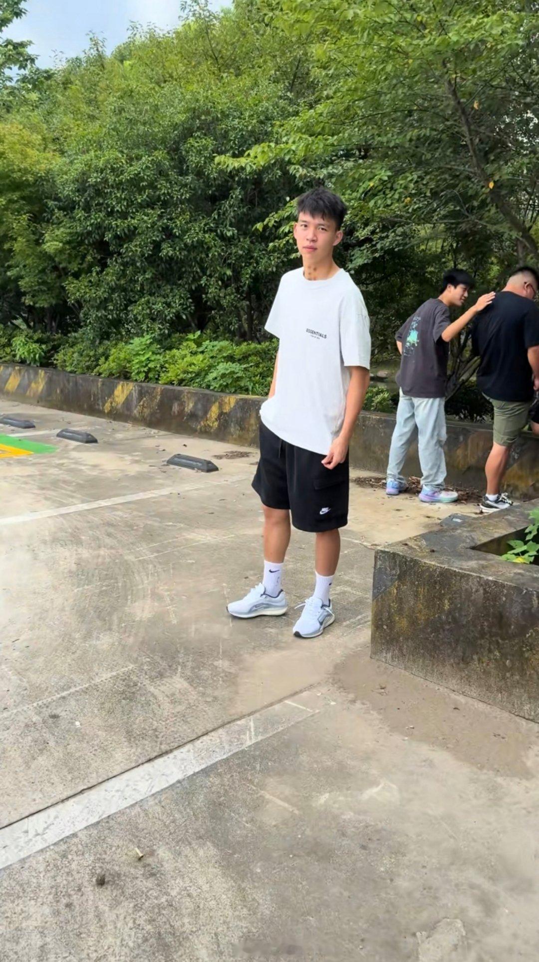 王玉栋练车也得在路边等着[开学季] ​​​