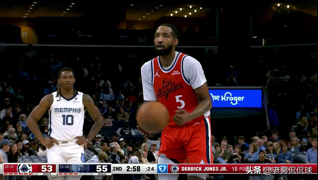 快船大将小琼斯真是太反常了！在今天快船客场挑战灰熊的比赛中，目前双方的上半场比赛