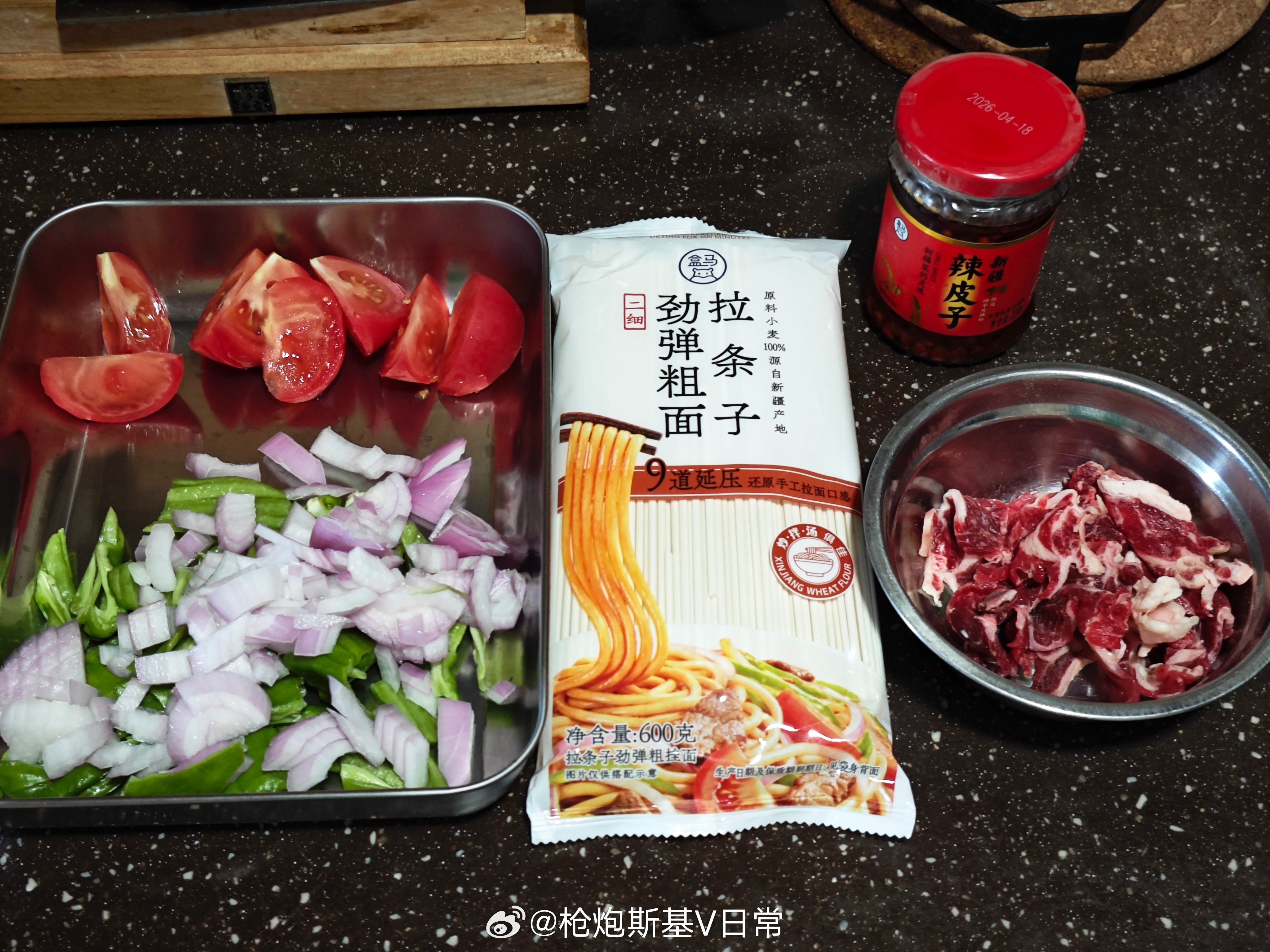 今天中午来试试比较火的盒马两件套吧，看看味道是不是那么惊艳。。盒马美食盒马微博美