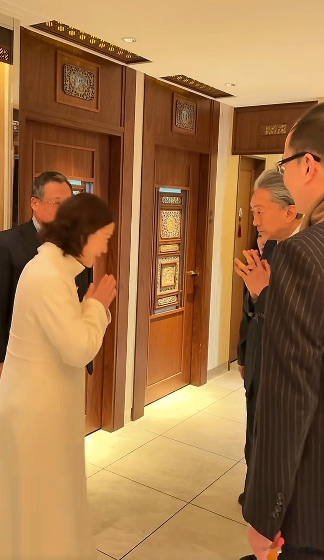 翁帆见的人了不得，他是日本前首相鸠山由纪夫。

近日，有网友发布了一段杨振宁遗孀