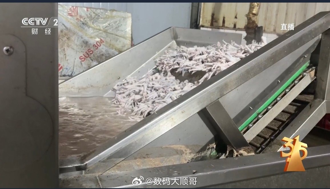 315晚会触目惊心！网红鸡爪竟用双氧水违规漂白，长期食用损伤黏膜、危害肝肾，严重