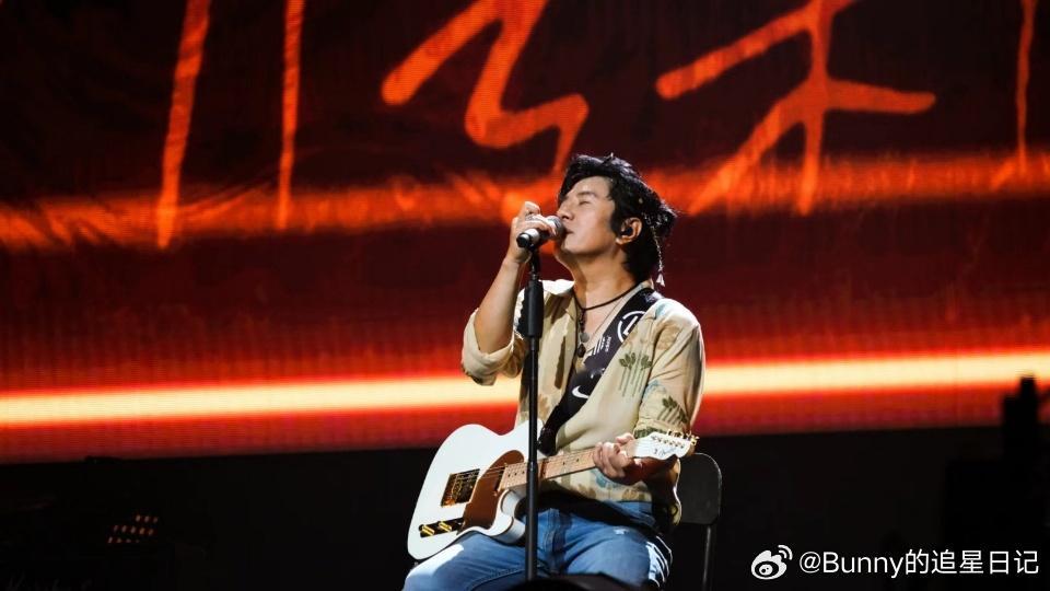 #郑钧 歌手没有专业的# 太喜欢钧哥的舞台了，一整个被燃到！[爱慕]#闪光的夏天