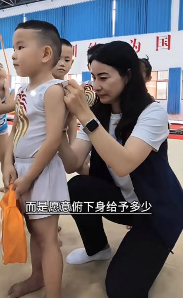 郭晶晶
这一跪，跪上了热搜
也揭开了豪门不为人知的一面

她是拿过奥运金牌的世界