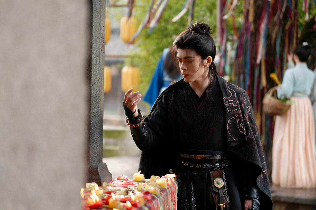 曾舜晞月鳞绮纪戏内戏外曾舜晞月鳞绮纪打戏花絮 谁能拒绝戏内冷感战神、戏外细节控的