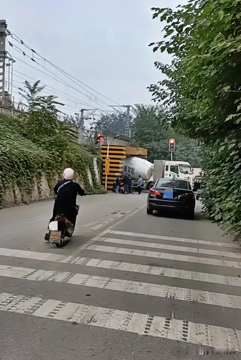  网友反映说羊曲线和107国道（正定吴兴道口）这天天堵车！这不，前两天就有搅拌车