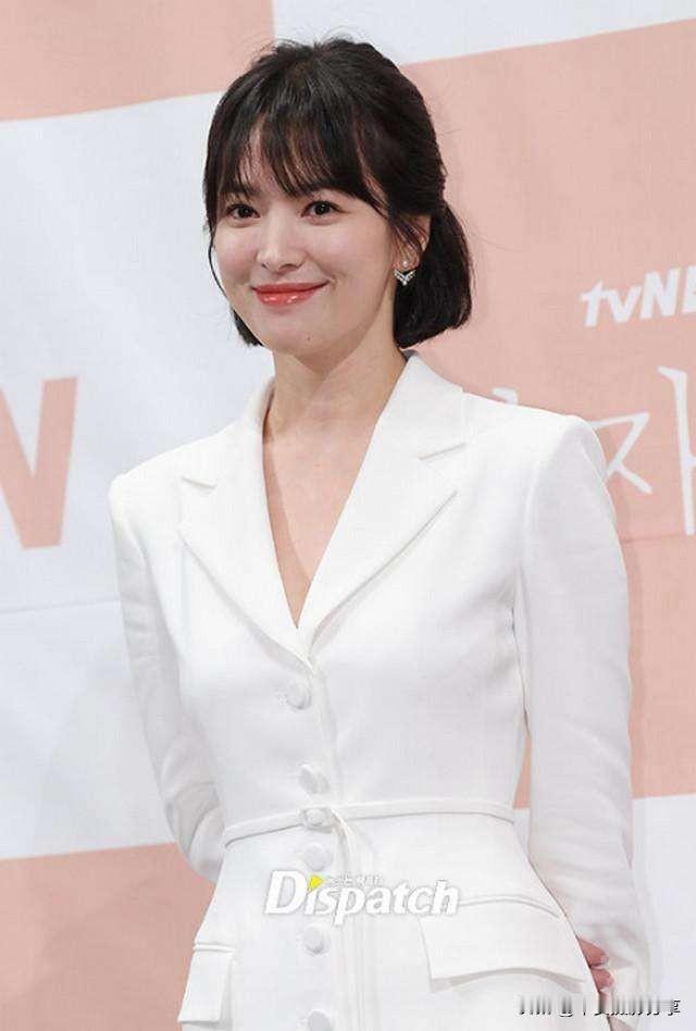 宋慧乔真是时尚教科书般的存在。44岁的她，穿搭风格彻底蜕变，从甜甜的“乔妹”变成