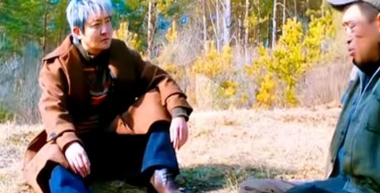 他打架肠子流出来，医生用一截狗肠子给他接上了。
所以，他叫“狗肠子”。
《老舅》