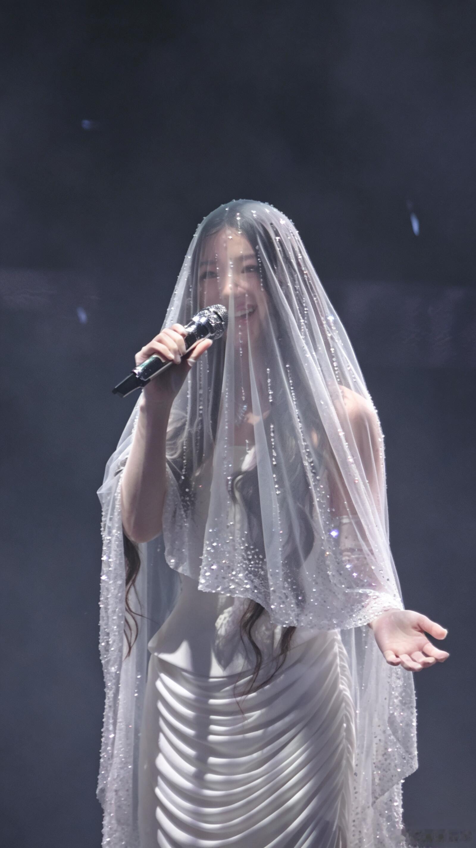 单依纯说珠玉已经进化成完全体不同编曲，各种翻唱，还有 KTV 里大家随性哼唱，形