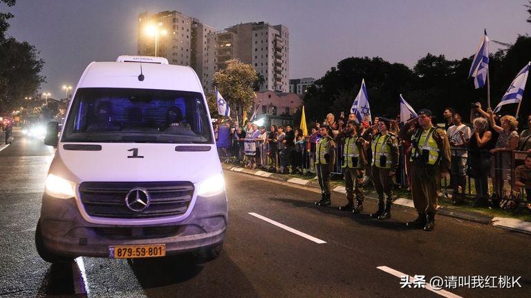 2014 年在加沙地带阵亡的一名士兵的遗体已被送回以色列。
哈达尔·戈尔丁 （H