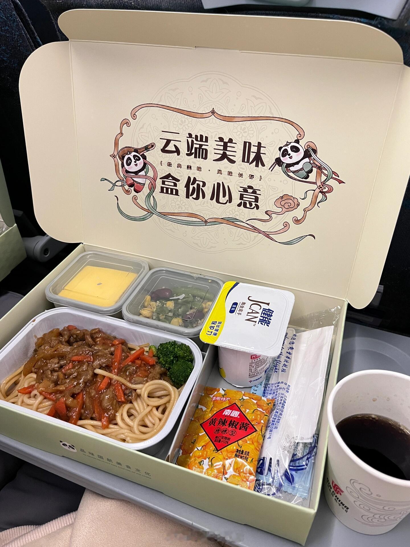 川航喂猪航班我本以为国航的餐食已经天下无敌，没想到还有高手，延误还发小食是真的好