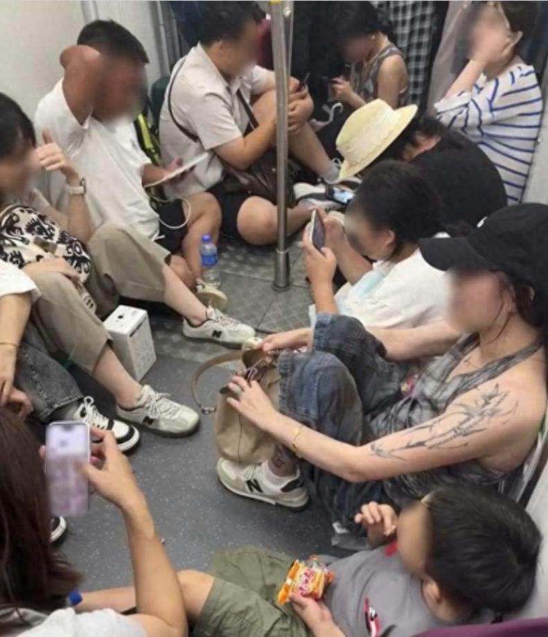 香港市民搭港铁想穿过车厢，十多名乘客直接坐地堵住整条通道。出声请求让路，对方竟纹