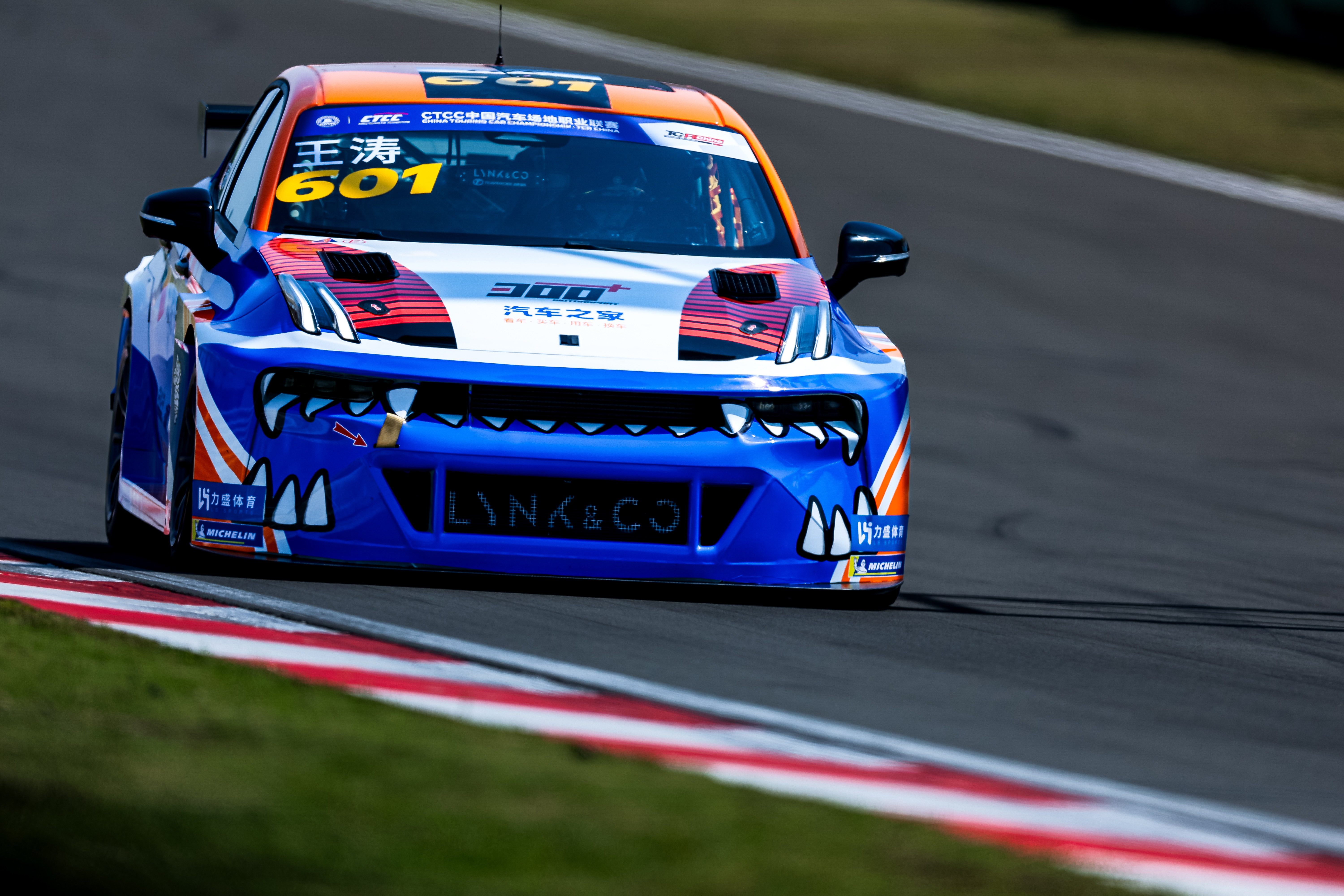 大直线末端大力制动 擦擦擦前铲贴地的感觉超级棒