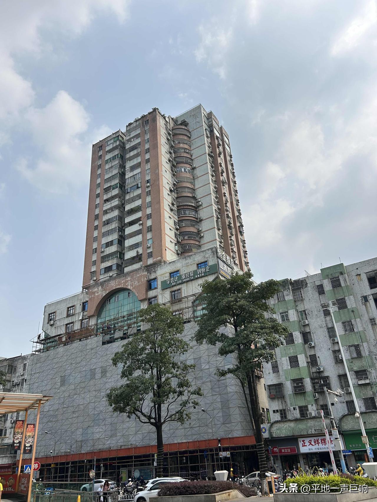 有人说人工智能取代的不是蓝领，

不是底层工人的岗位，首先取代的是一些中产阶级的