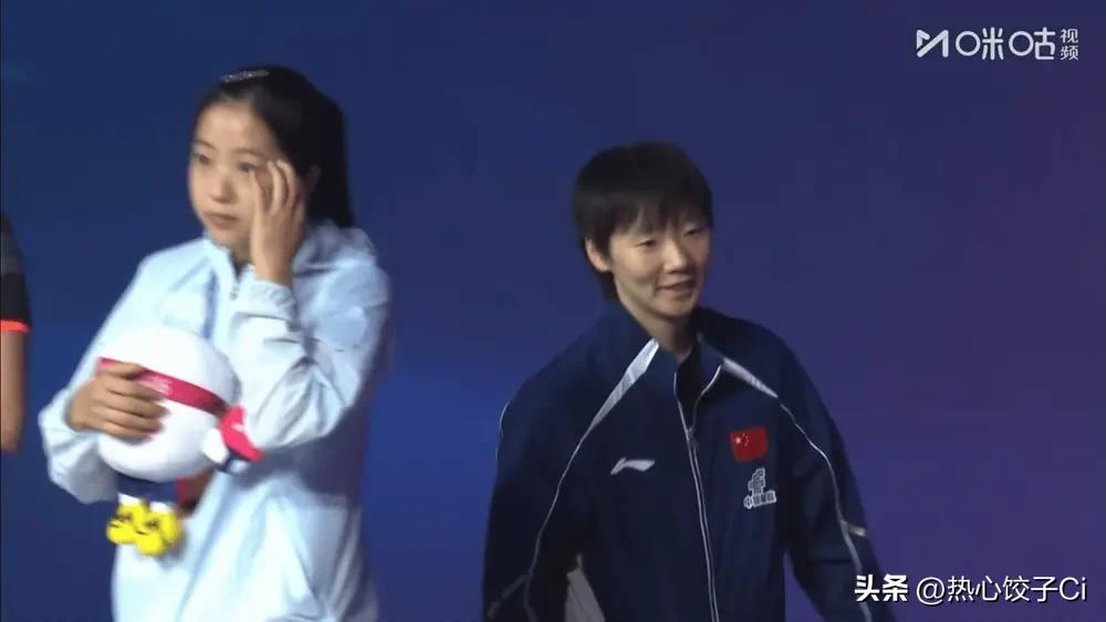 在领奖台上看到莎莎和曼昱有说有笑，互动，真暖心，多和谐，特别的感慨。场上是对手，